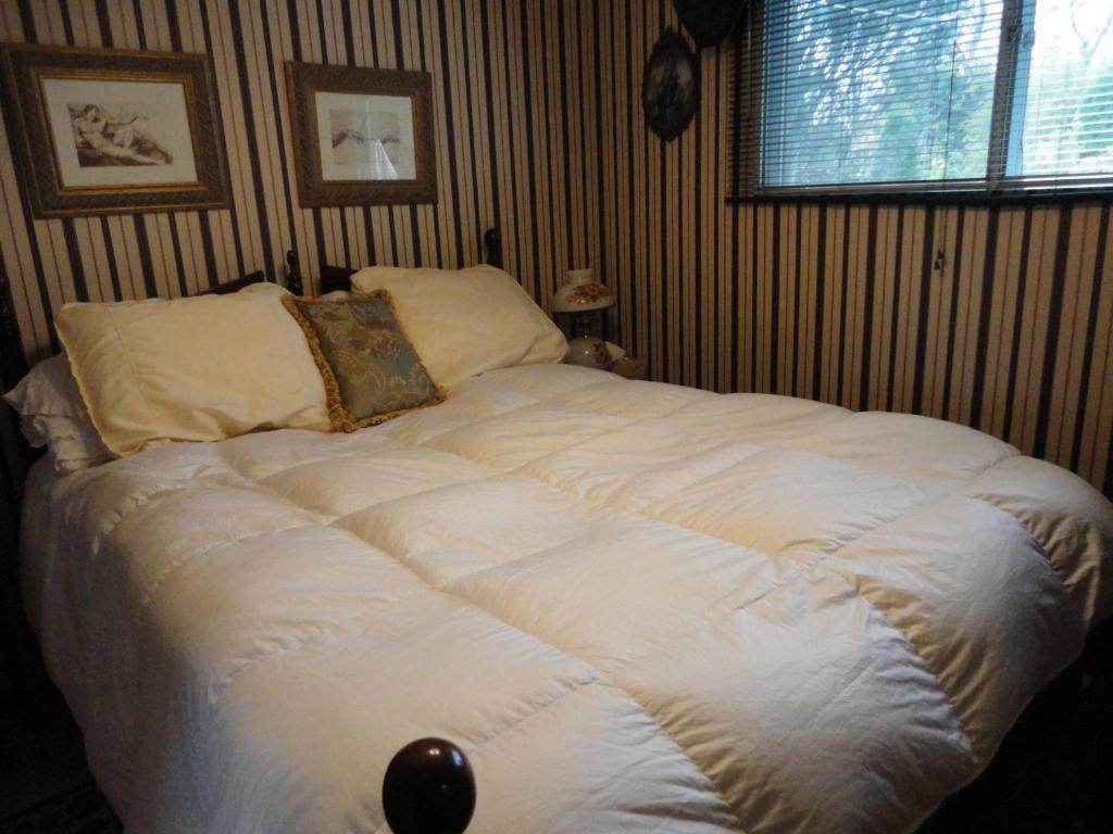 Northern Lights Bed & Breakfast Edmonton Room photo