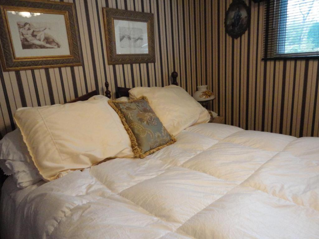 Northern Lights Bed & Breakfast Edmonton Room photo